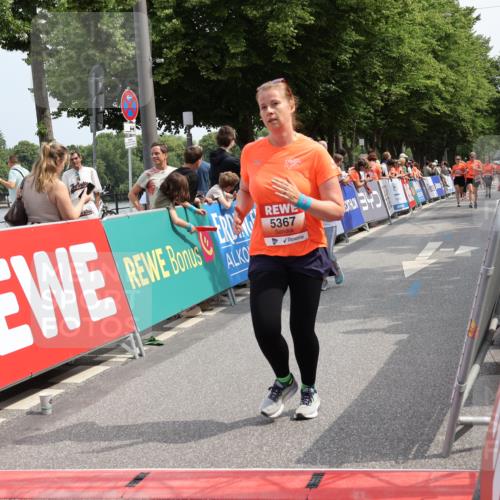 15.06.2025 - REWE Women's Run Strokosch-Dieckow http://msf.ph/oto/7934020 15.06.2025 11:07:02 Ziel 5080, 5159, 5187, 5367, 5506, 5555, 5618 meine-sportfotos.de