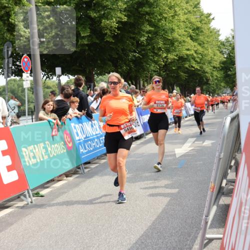 15.06.2025 - REWE Women's Run Strokosch-Dieckow http://msf.ph/oto/7934091 15.06.2025 11:07:08 Ziel 5080, 5096, 5126, 5367, 5441, 5496, 5618 meine-sportfotos.de