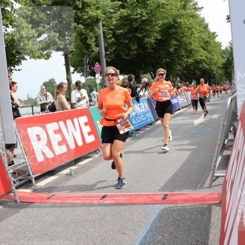 15.06.2025 - REWE Women's Run Strokosch-Dieckow http://msf.ph/oto/7934110 15.06.2025 11:07:09 Ziel 5080, 5096, 5126, 5367, 5441, 5496, 5622 meine-sportfotos.de
