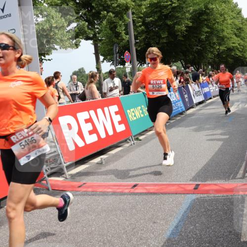 15.06.2025 - REWE Women's Run Strokosch-Dieckow http://msf.ph/oto/7934126 15.06.2025 11:07:09 Ziel 5080, 5096, 5126, 5367, 5441, 5496, 5622 meine-sportfotos.de