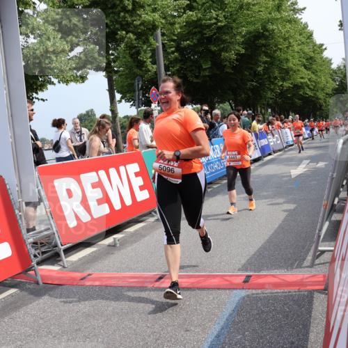 15.06.2025 - REWE Women's Run Strokosch-Dieckow http://msf.ph/oto/7934152 15.06.2025 11:07:11 Ziel 5080, 5096, 5126, 5441, 5496, 5622 meine-sportfotos.de