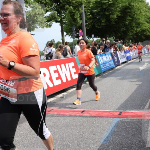 15.06.2025 - REWE Women's Run Strokosch-Dieckow http://msf.ph/oto/7934171 15.06.2025 11:07:12 Ziel 5096, 5126, 5441, 5496, 5622 meine-sportfotos.de