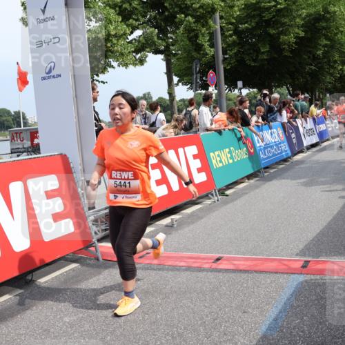 15.06.2025 - REWE Women's Run Strokosch-Dieckow http://msf.ph/oto/7934182 15.06.2025 11:07:12 Ziel 5096, 5126, 5441, 5496, 5622 meine-sportfotos.de