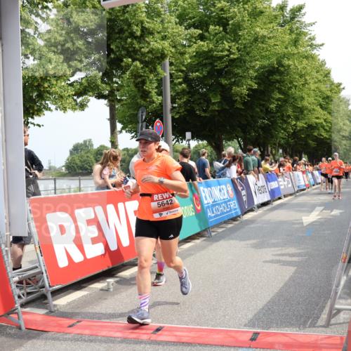 15.06.2025 - REWE Women's Run Strokosch-Dieckow http://msf.ph/oto/7934225 15.06.2025 11:07:21 Ziel 5125, 5563, 5622, 5642, 5676 meine-sportfotos.de