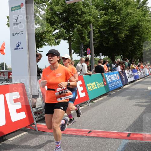 15.06.2025 - REWE Women's Run Strokosch-Dieckow http://msf.ph/oto/7934236 15.06.2025 11:07:21 Ziel 5125, 5563, 5622, 5642, 5676 meine-sportfotos.de