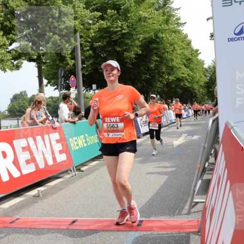 15.06.2025 - REWE Women's Run Strokosch-Dieckow http://msf.ph/oto/7934305 15.06.2025 11:07:26 Ziel 5125, 5131, 5254, 5563, 5642, 5676 meine-sportfotos.de