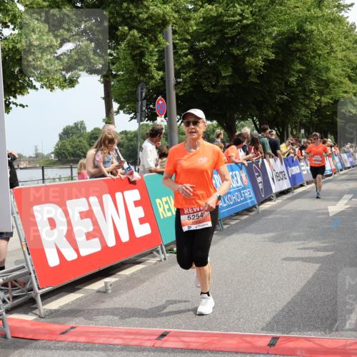 15.06.2025 - REWE Women's Run Strokosch-Dieckow http://msf.ph/oto/7934350 15.06.2025 11:07:28 Ziel 5092, 5125, 5131, 5254, 5563, 5642, 5676 meine-sportfotos.de