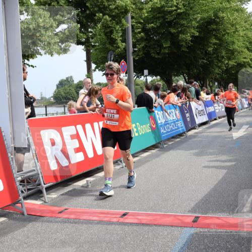 15.06.2025 - REWE Women's Run Strokosch-Dieckow http://msf.ph/oto/7934408 15.06.2025 11:07:32 Ziel 5092, 5125, 5131, 5254, 5563 meine-sportfotos.de