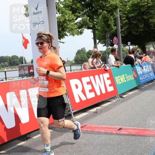 15.06.2025 - REWE Women's Run Strokosch-Dieckow http://msf.ph/oto/7934425 15.06.2025 11:07:33 Ziel 5092, 5125, 5131, 5254 meine-sportfotos.de
