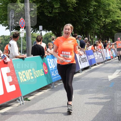 15.06.2025 - REWE Women's Run Strokosch-Dieckow http://msf.ph/oto/7934437 15.06.2025 11:07:34 Ziel 5092, 5125, 5131, 5254 meine-sportfotos.de