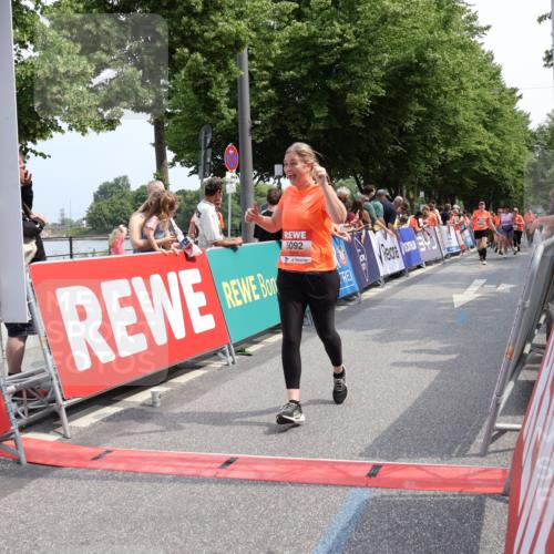 15.06.2025 - REWE Women's Run Strokosch-Dieckow http://msf.ph/oto/7934446 15.06.2025 11:07:34 Ziel 5092, 5125, 5131, 5254 meine-sportfotos.de