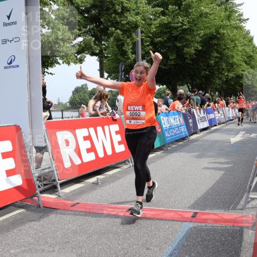 15.06.2025 - REWE Women's Run Strokosch-Dieckow http://msf.ph/oto/7934461 15.06.2025 11:07:34 Ziel 5092, 5125, 5131, 5254 meine-sportfotos.de