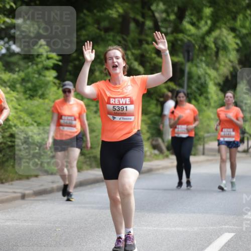 15.06.2025 - REWE Women's Run Jannik Wohlers http://msf.ph/oto/7934509 15.06.2025 10:12:20 Laufen 5379, 5391 meine-sportfotos.de