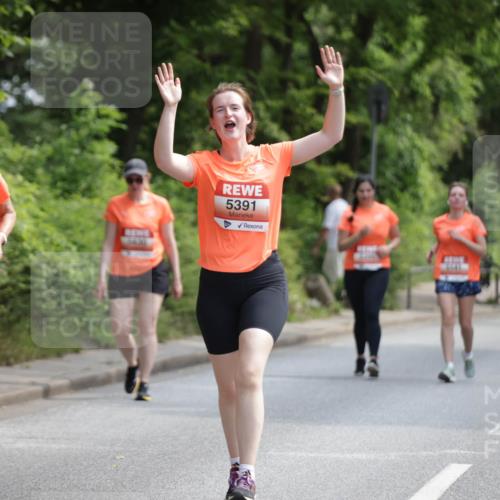 15.06.2025 - REWE Women's Run Jannik Wohlers http://msf.ph/oto/7934517 15.06.2025 10:12:20 Laufen 5379, 5391 meine-sportfotos.de