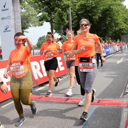 15.06.2025 - REWE Women's Run Strokosch-Dieckow http://msf.ph/oto/7934646 15.06.2025 11:07:45 Ziel 5014, 5016, 5052, 5109, 5144, 5174, 5200, 5278, 5358, 5479, 5548, 5560 meine-sportfotos.de