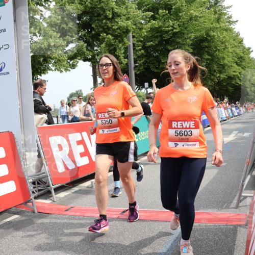 15.06.2025 - REWE Women's Run Strokosch-Dieckow http://msf.ph/oto/7934920 15.06.2025 11:08:01 Ziel 5050, 5138, 5181, 5231, 5350, 5509, 5603, 5634 meine-sportfotos.de