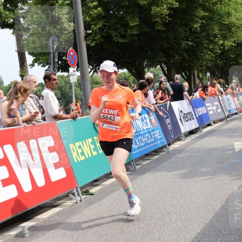 15.06.2025 - REWE Women's Run Strokosch-Dieckow http://msf.ph/oto/7934957 15.06.2025 11:08:16 Ziel 5135, 5643 meine-sportfotos.de