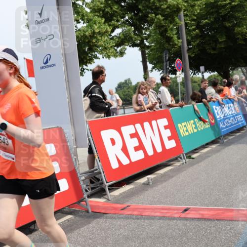 15.06.2025 - REWE Women's Run Strokosch-Dieckow http://msf.ph/oto/7934989 15.06.2025 11:08:17 Ziel 5135, 5643 meine-sportfotos.de