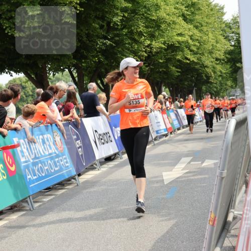 15.06.2025 - REWE Women's Run Strokosch-Dieckow http://msf.ph/oto/7935017 15.06.2025 11:08:20 Ziel 5135, 5643 meine-sportfotos.de