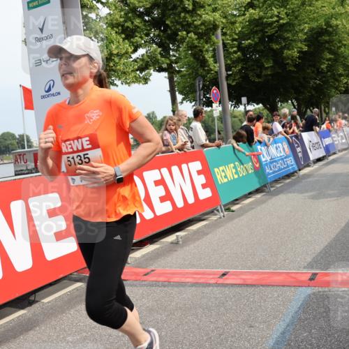 15.06.2025 - REWE Women's Run Strokosch-Dieckow http://msf.ph/oto/7935096 15.06.2025 11:08:22 Ziel 5135, 5376, 5526, 5564, 5643, 5683 meine-sportfotos.de