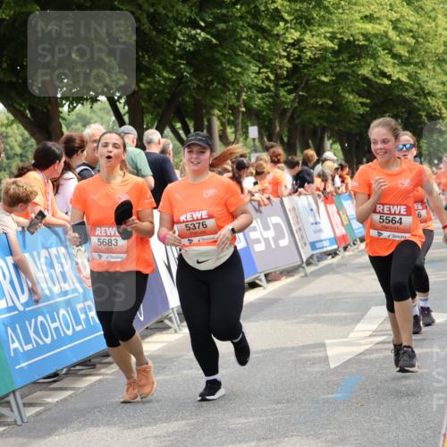 15.06.2025 - REWE Women's Run Strokosch-Dieckow http://msf.ph/oto/7935139 15.06.2025 11:08:26 Ziel 5135, 5296, 5376, 5526, 5541, 5564, 5683 meine-sportfotos.de