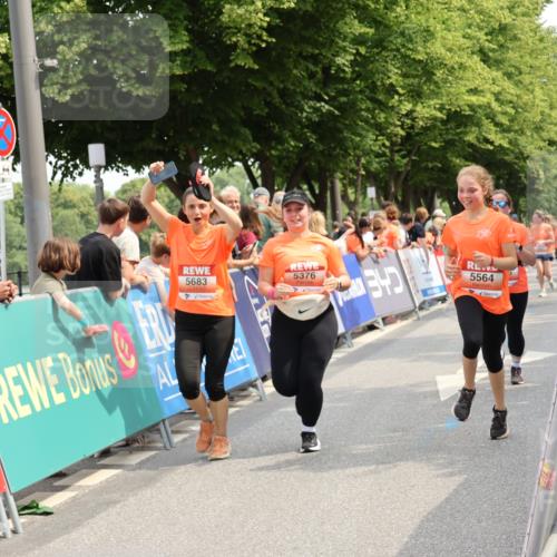 15.06.2025 - REWE Women's Run Strokosch-Dieckow http://msf.ph/oto/7935147 15.06.2025 11:08:27 Ziel 5135, 5296, 5376, 5526, 5541, 5564, 5683 meine-sportfotos.de