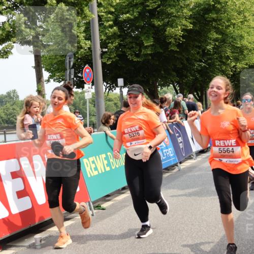 15.06.2025 - REWE Women's Run Strokosch-Dieckow http://msf.ph/oto/7935183 15.06.2025 11:08:28 Ziel 5135, 5296, 5376, 5526, 5541, 5564, 5683 meine-sportfotos.de