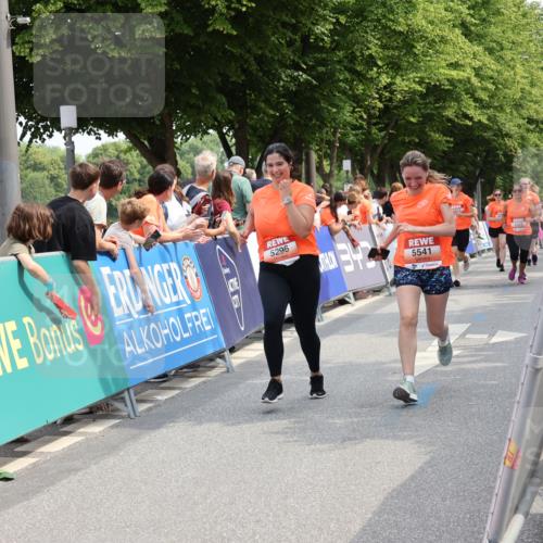 15.06.2025 - REWE Women's Run Strokosch-Dieckow http://msf.ph/oto/7935239 15.06.2025 11:08:30 Ziel 5057, 5296, 5376, 5469, 5526, 5529, 5541, 5564, 5683 meine-sportfotos.de