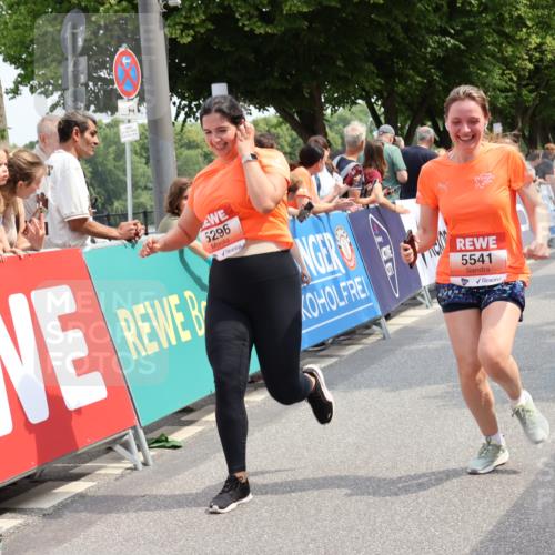 15.06.2025 - REWE Women's Run Strokosch-Dieckow http://msf.ph/oto/7935264 15.06.2025 11:08:31 Ziel 5057, 5296, 5376, 5469, 5526, 5529, 5541, 5564, 5683 meine-sportfotos.de