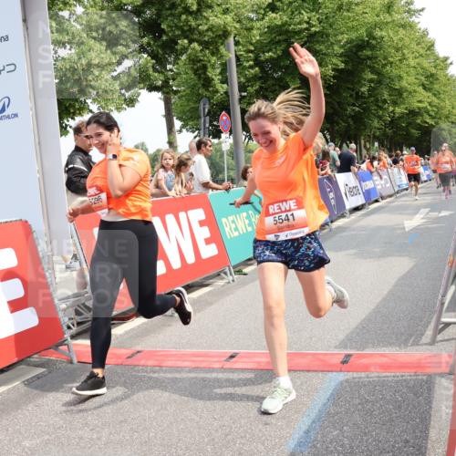 15.06.2025 - REWE Women's Run Strokosch-Dieckow http://msf.ph/oto/7935277 15.06.2025 11:08:32 Ziel 5057, 5296, 5376, 5469, 5526, 5529, 5541, 5564, 5683 meine-sportfotos.de