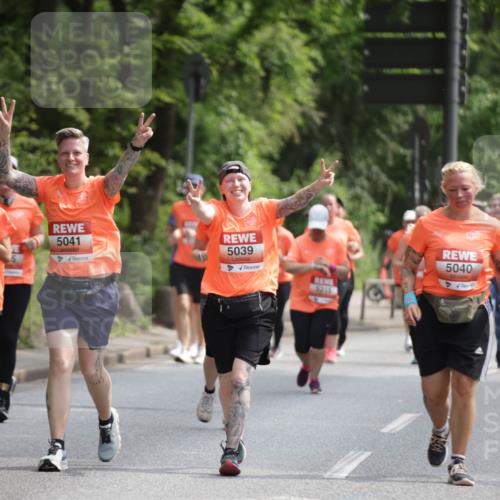 15.06.2025 - REWE Women's Run Jannik Wohlers http://msf.ph/oto/7935283 15.06.2025 10:12:43 Laufen 2, 94, 5193, 5041, 5039, 5215, 5040 meine-sportfotos.de