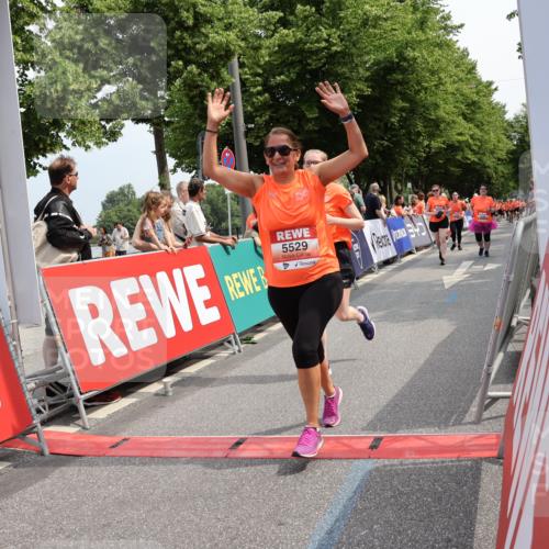 15.06.2025 - REWE Women's Run Strokosch-Dieckow http://msf.ph/oto/7935360 15.06.2025 11:08:36 Ziel 5026, 5057, 5108, 5259, 5296, 5469, 5529, 5541, 5630 meine-sportfotos.de