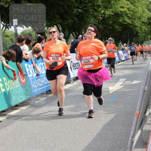 15.06.2025 - REWE Women's Run Strokosch-Dieckow http://msf.ph/oto/7935390 15.06.2025 11:08:39 Ziel 5026, 5057, 5108, 5259, 5469, 5529, 5630 meine-sportfotos.de