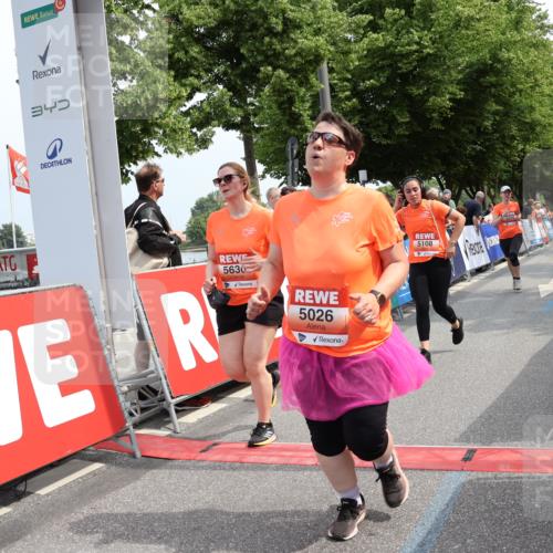 15.06.2025 - REWE Women's Run Strokosch-Dieckow http://msf.ph/oto/7935421 15.06.2025 11:08:40 Ziel 5026, 5057, 5108, 5259, 5469, 5529, 5630 meine-sportfotos.de