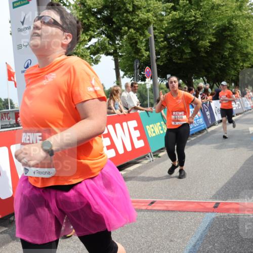 15.06.2025 - REWE Women's Run Strokosch-Dieckow http://msf.ph/oto/7935432 15.06.2025 11:08:41 Ziel 5026, 5057, 5108, 5255, 5259, 5469, 5529, 5630 meine-sportfotos.de