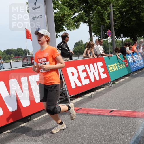 15.06.2025 - REWE Women's Run Strokosch-Dieckow http://msf.ph/oto/7935495 15.06.2025 11:08:43 Ziel 5026, 5108, 5255, 5259, 5469, 5529, 5630 meine-sportfotos.de