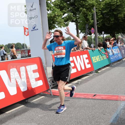 15.06.2025 - REWE Women's Run Strokosch-Dieckow http://msf.ph/oto/7935568 15.06.2025 11:08:48 Ziel 5108, 5198, 5203, 5255, 5259, 5414 meine-sportfotos.de