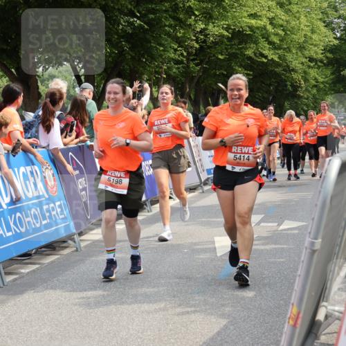 15.06.2025 - REWE Women's Run Strokosch-Dieckow http://msf.ph/oto/7935586 15.06.2025 11:08:50 Ziel 5198, 5203, 5255, 5267, 5414 meine-sportfotos.de