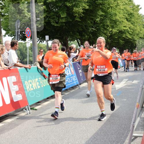 15.06.2025 - REWE Women's Run Strokosch-Dieckow http://msf.ph/oto/7935602 15.06.2025 11:08:51 Ziel 5198, 5203, 5255, 5267, 5414 meine-sportfotos.de
