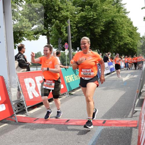 15.06.2025 - REWE Women's Run Strokosch-Dieckow http://msf.ph/oto/7935622 15.06.2025 11:08:52 Ziel 5056, 5198, 5203, 5255, 5267, 5414, 5570 meine-sportfotos.de