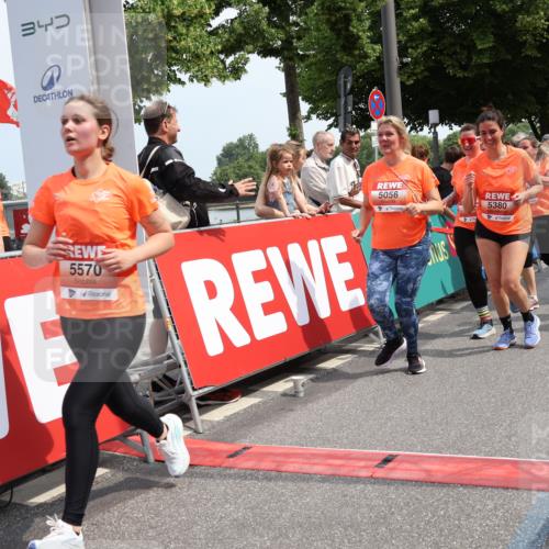 15.06.2025 - REWE Women's Run Strokosch-Dieckow http://msf.ph/oto/7935767 15.06.2025 11:08:58 Ziel 5039, 5040, 5041, 5048, 5055, 5056, 5198, 5203, 5267, 5379, 5380, 5390, 5391, 5396, 5414, 5470, 5521, 5570, 5658 meine-sportfotos.de