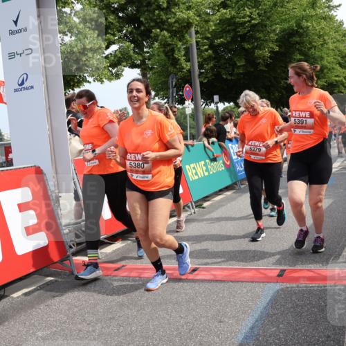 15.06.2025 - REWE Women's Run Strokosch-Dieckow http://msf.ph/oto/7935825 15.06.2025 11:09:00 Ziel 5039, 5040, 5041, 5048, 5055, 5056, 5267, 5379, 5380, 5390, 5391, 5396, 5470, 5521, 5570, 5658 meine-sportfotos.de