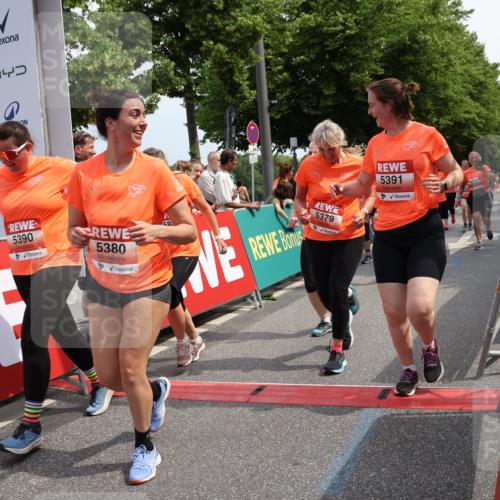 15.06.2025 - REWE Women's Run Strokosch-Dieckow http://msf.ph/oto/7935837 15.06.2025 11:09:00 Ziel 5039, 5040, 5041, 5048, 5055, 5056, 5267, 5379, 5380, 5390, 5391, 5396, 5470, 5521, 5570, 5658 meine-sportfotos.de
