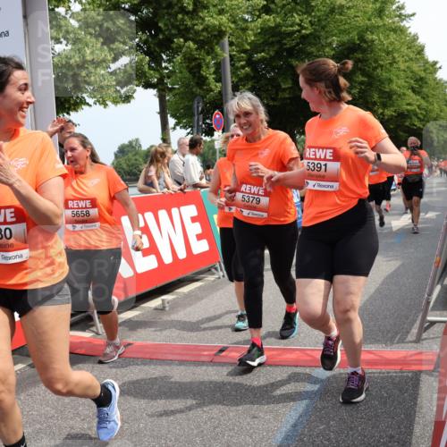 15.06.2025 - REWE Women's Run Strokosch-Dieckow http://msf.ph/oto/7935851 15.06.2025 11:09:01 Ziel 5039, 5040, 5041, 5048, 5055, 5056, 5267, 5379, 5380, 5390, 5391, 5396, 5470, 5521, 5570, 5658 meine-sportfotos.de