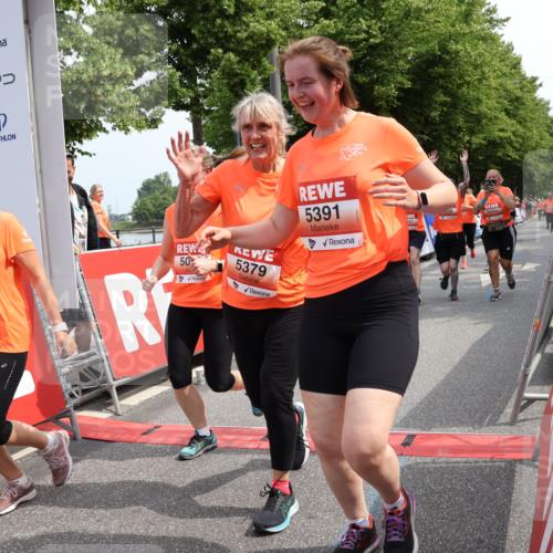 15.06.2025 - REWE Women's Run Strokosch-Dieckow http://msf.ph/oto/7935867 15.06.2025 11:09:01 Ziel 5039, 5040, 5041, 5048, 5055, 5056, 5267, 5379, 5380, 5390, 5391, 5396, 5470, 5521, 5570, 5658 meine-sportfotos.de