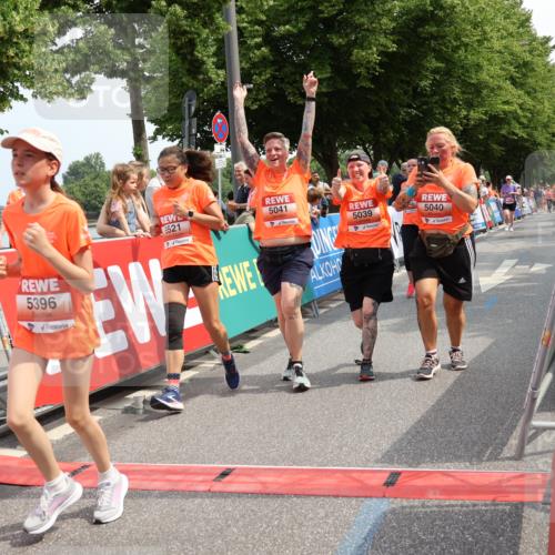 15.06.2025 - REWE Women's Run Strokosch-Dieckow http://msf.ph/oto/7935897 15.06.2025 11:09:02 Ziel 5039, 5040, 5041, 5048, 5055, 5056, 5267, 5379, 5380, 5390, 5391, 5396, 5470, 5521, 5570, 5658 meine-sportfotos.de
