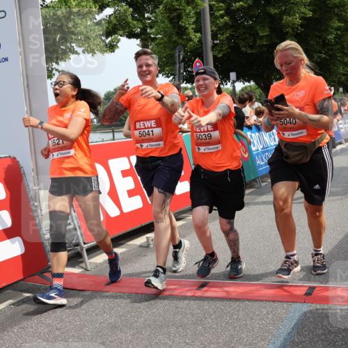 15.06.2025 - REWE Women's Run Strokosch-Dieckow http://msf.ph/oto/7935928 15.06.2025 11:09:03 Ziel 5039, 5040, 5041, 5048, 5055, 5056, 5379, 5380, 5390, 5391, 5396, 5470, 5521, 5570, 5658 meine-sportfotos.de