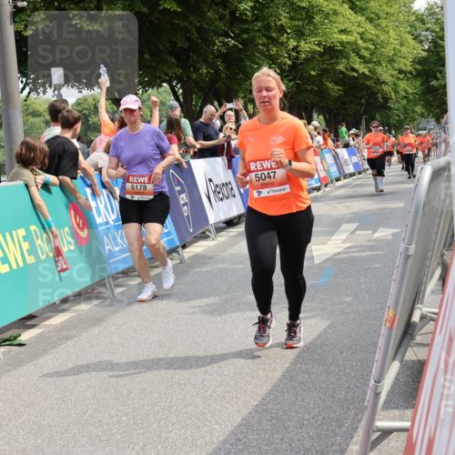15.06.2025 - REWE Women's Run Strokosch-Dieckow http://msf.ph/oto/7936025 15.06.2025 11:09:09 Ziel 5039, 5040, 5041, 5047, 5048, 5178, 5396, 5470, 5521, 5577 meine-sportfotos.de