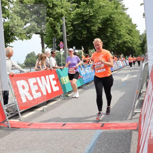 15.06.2025 - REWE Women's Run Strokosch-Dieckow http://msf.ph/oto/7936054 15.06.2025 11:09:10 Ziel 5039, 5040, 5041, 5047, 5048, 5178, 5470, 5577 meine-sportfotos.de
