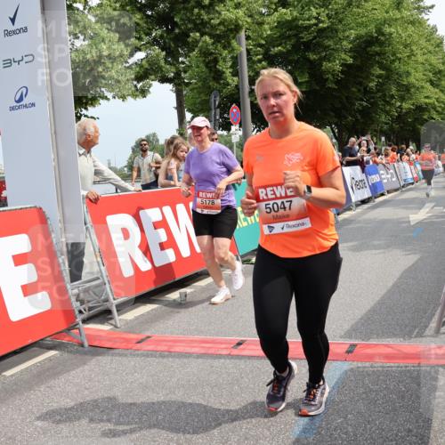 15.06.2025 - REWE Women's Run Strokosch-Dieckow http://msf.ph/oto/7936073 15.06.2025 11:09:11 Ziel 5047, 5048, 5178, 5470, 5577 meine-sportfotos.de